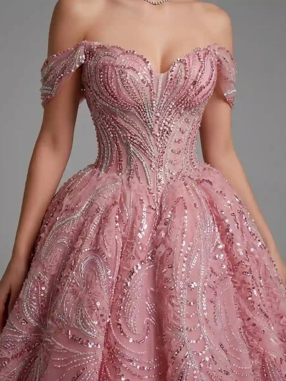 Vestido de Debutante Rosa Bordado com Corset Estruturado e Saia Princesa