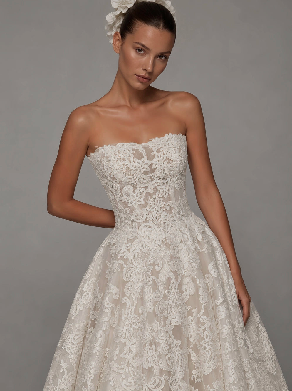 Vestido de Noiva Coralie em Renda Floral Bordada, Corset Estruturado e Saia Princesa