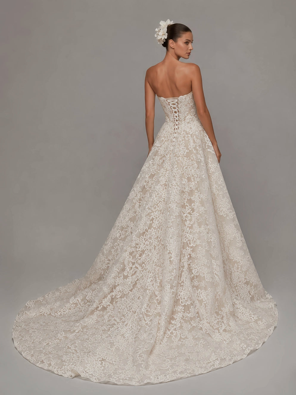 Vestido de Noiva Coralie em Renda Floral Bordada, Corset Estruturado e Saia Princesa