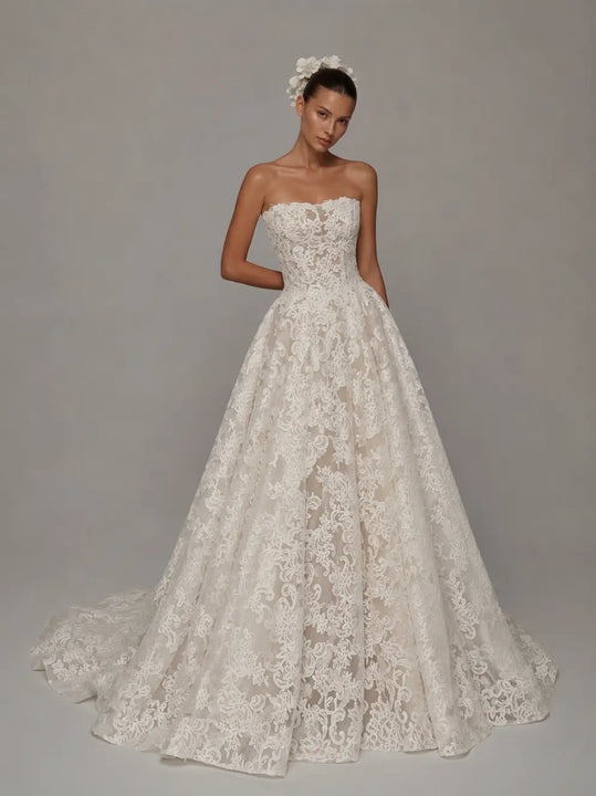 Vestido de Noiva Coralie em Renda Floral Bordada, Corset Estruturado e Saia Princesa