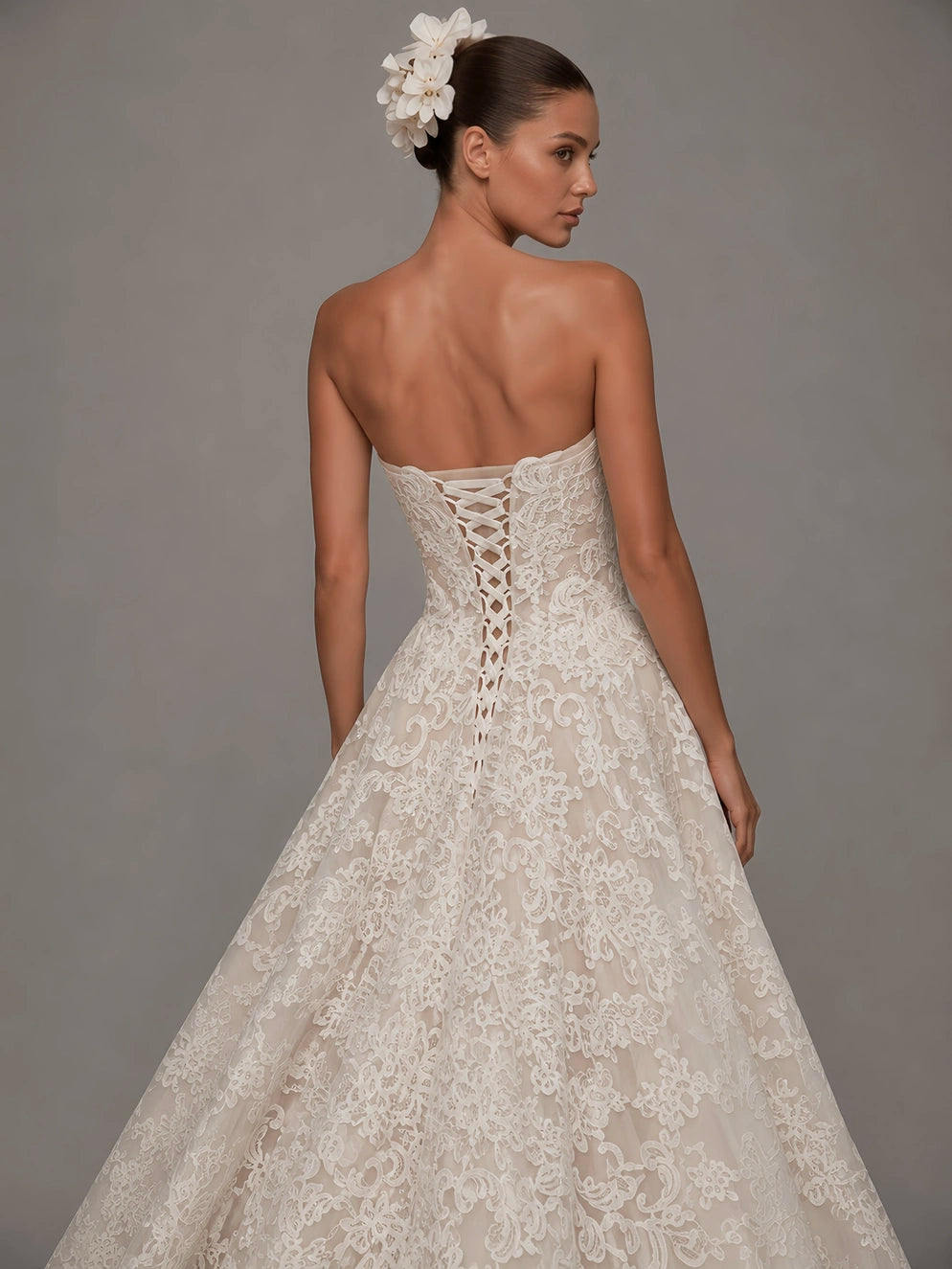 Vestido de Noiva Coralie em Renda Floral Bordada, Corset Estruturado e Saia Princesa