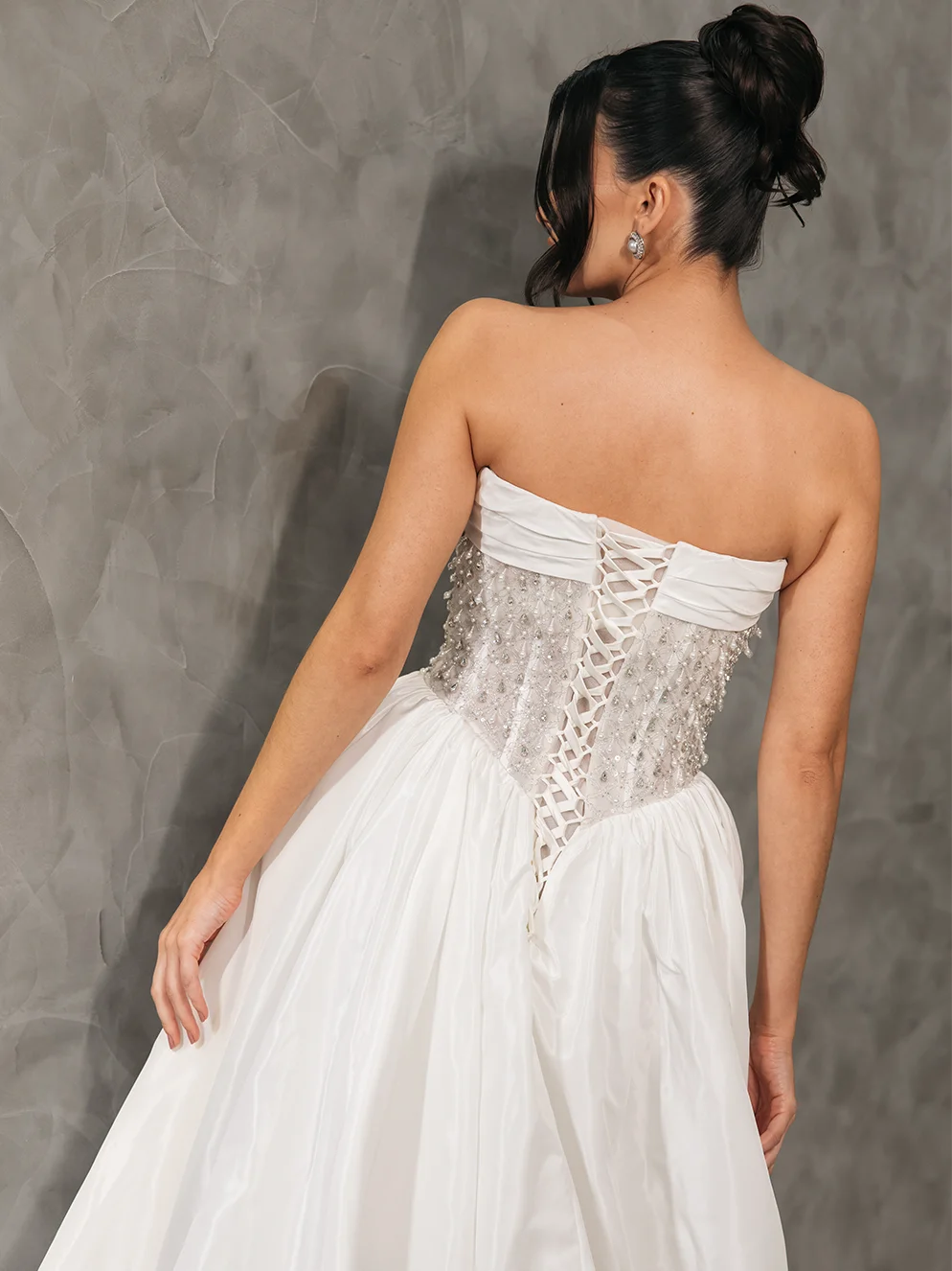 Vestido de Noiva Tomara que Caia em Tafetá de Seda com Corpete Bordado e Fenda