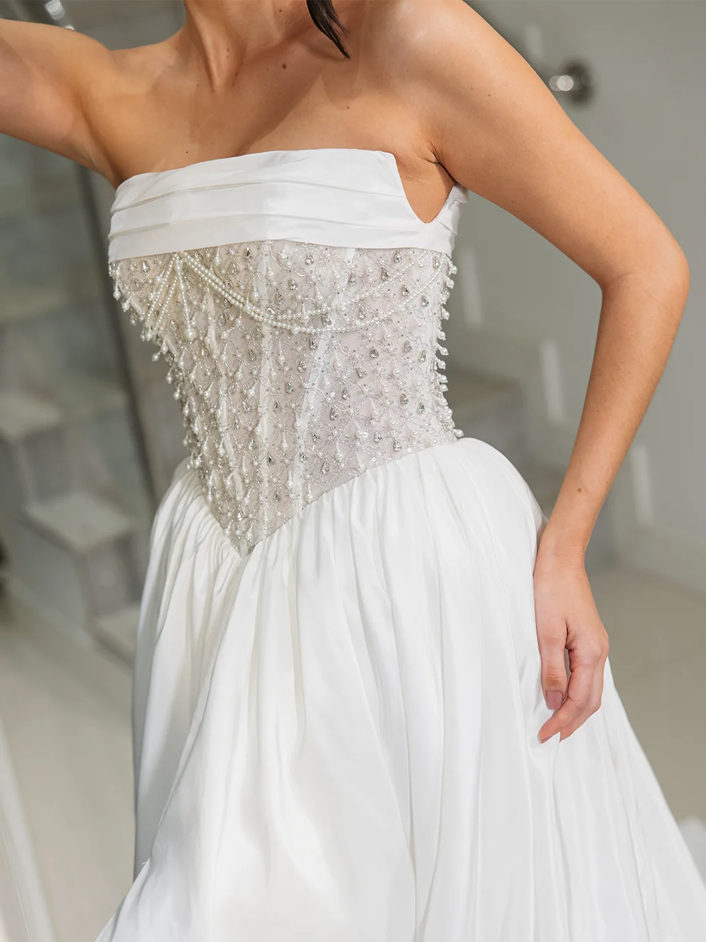 Vestido de Noiva Tomara que Caia em Tafetá de Seda com Corpete Bordado e Fenda