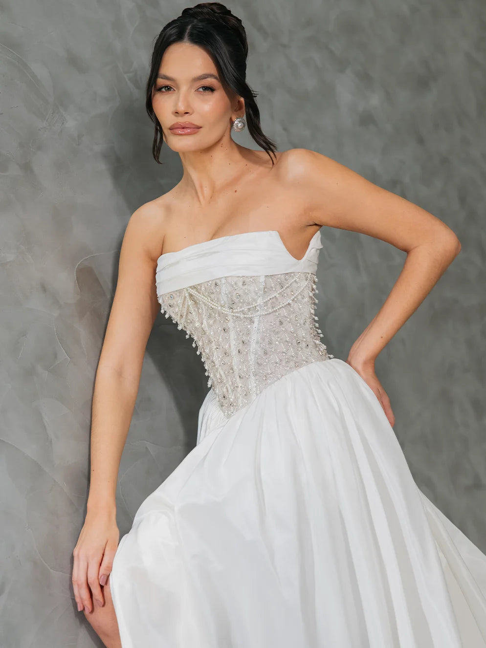 Vestido de Noiva Tomara que Caia em Tafetá de Seda com Corpete Bordado e Fenda