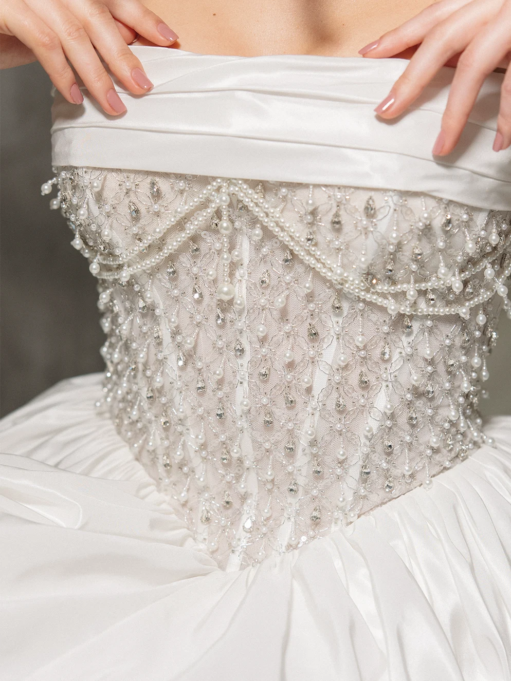 Vestido de Noiva Tomara que Caia em Tafetá de Seda com Corpete Bordado e Fenda