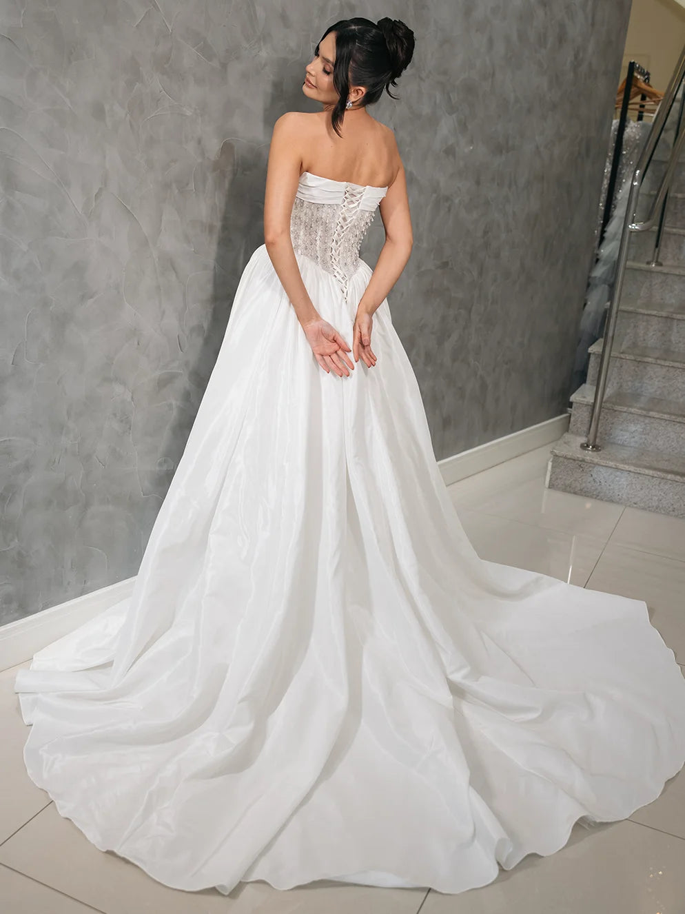 Vestido de Noiva Tomara que Caia em Tafetá de Seda com Corpete Bordado e Fenda