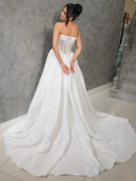 Vestido de Noiva Tomara que Caia em Tafetá de Seda com Corpete Bordado e Fenda