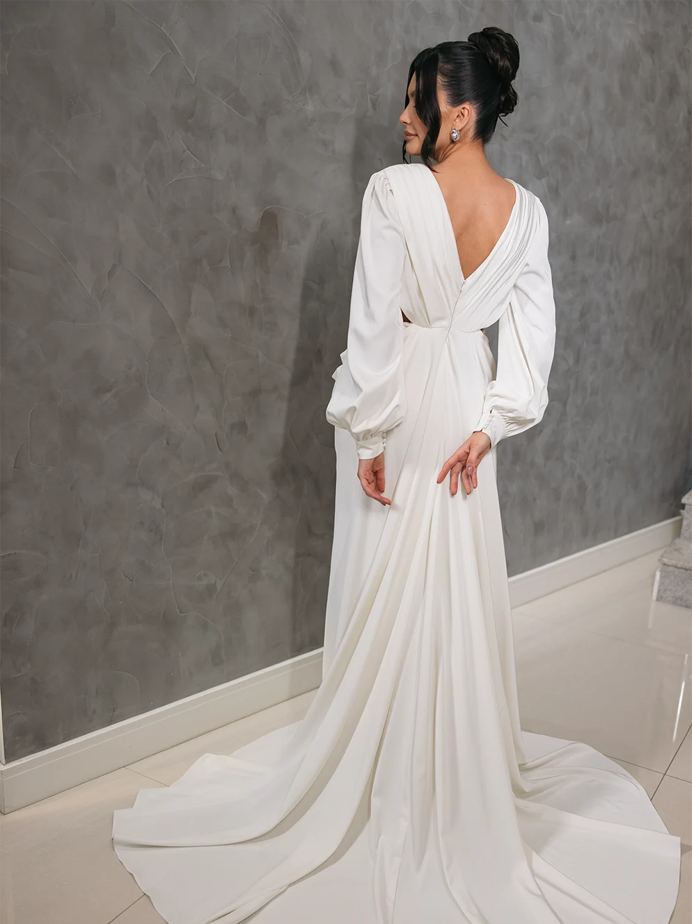 Vestido de Noiva Moderno com Recortes e Drapeado em Cetim Duchesse