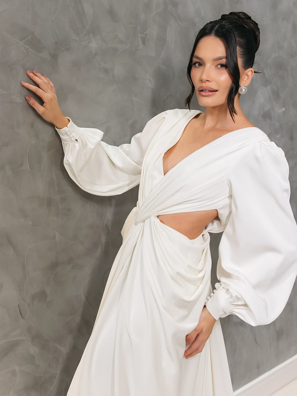 Vestido de Noiva Moderno com Recortes e Drapeado em Cetim Duchesse