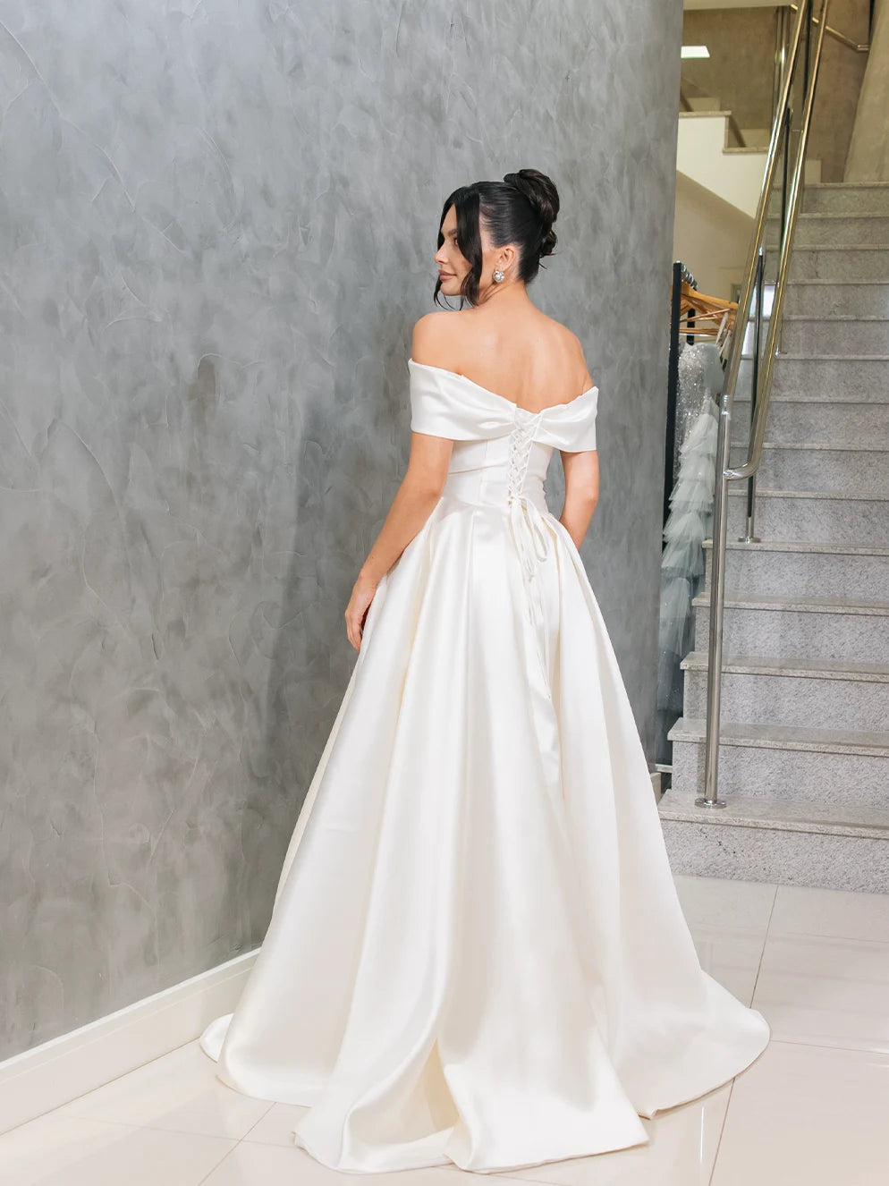 Vestido de Noiva Clássico em Zibeline de Seda com Decote Ombro a Ombro