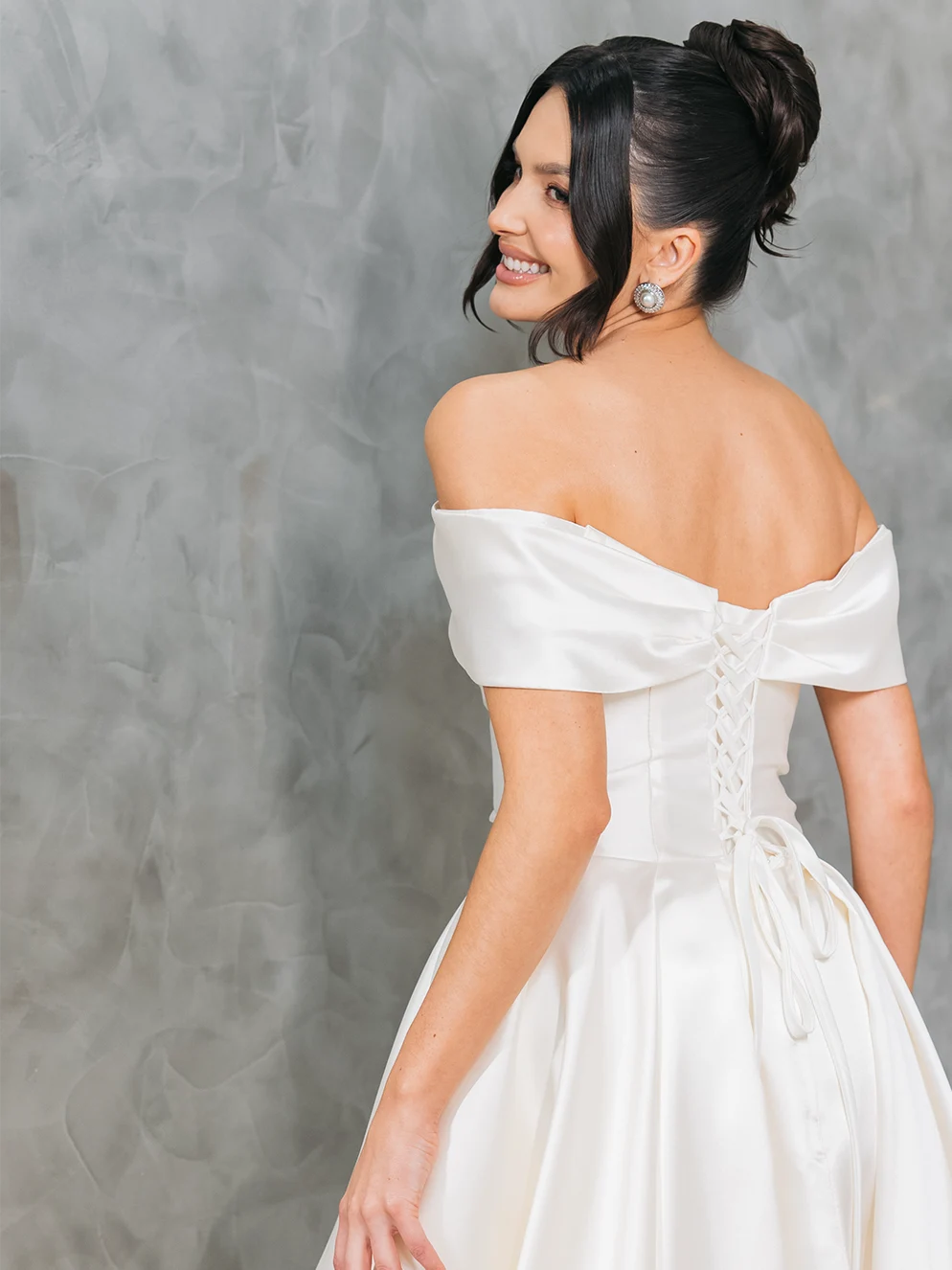 Vestido de Noiva Clássico em Zibeline de Seda com Decote Ombro a Ombro