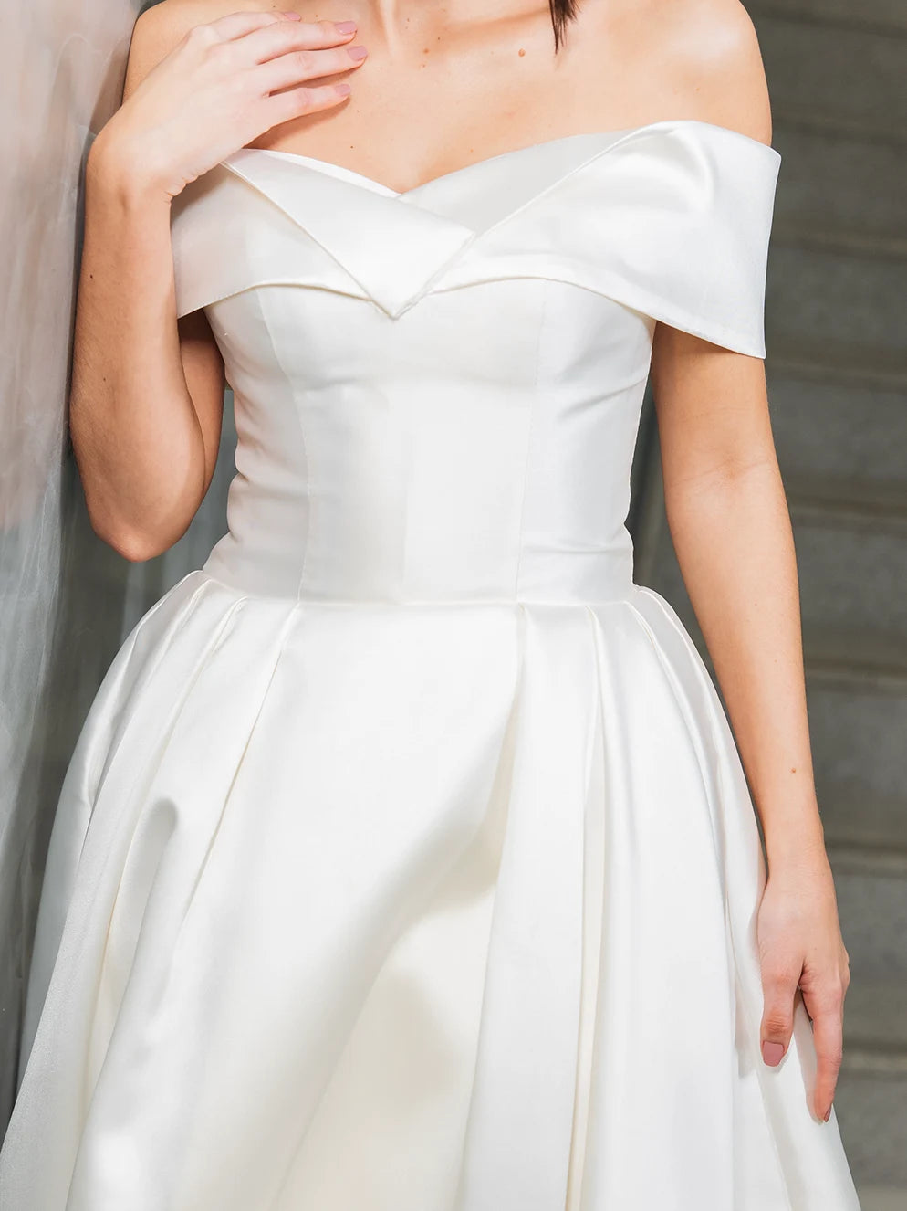 Vestido de Noiva Clássico em Zibeline de Seda com Decote Ombro a Ombro