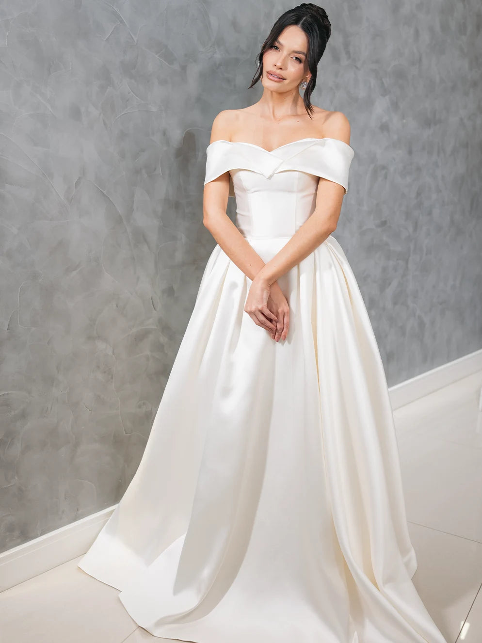 Vestido de Noiva Clássico em Zibeline de Seda com Decote Ombro a Ombro