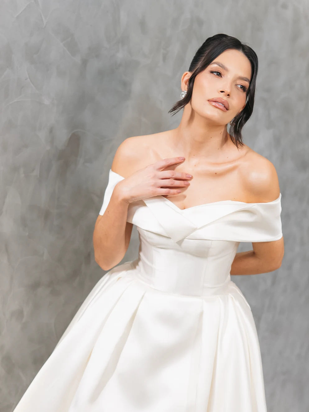 Vestido de Noiva Clássico em Zibeline de Seda com Decote Ombro a Ombro