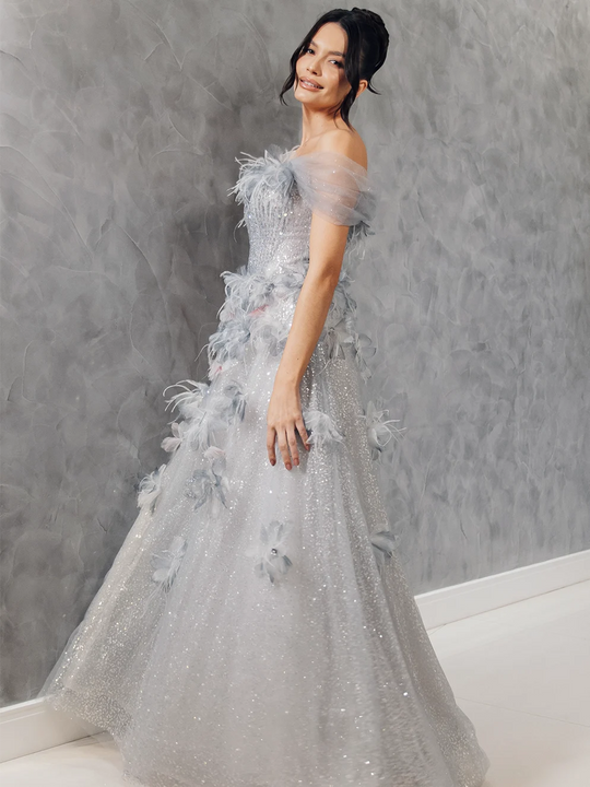 Vestido Longo Azul Gelo com Tule Bordado, Plumas e Cristais