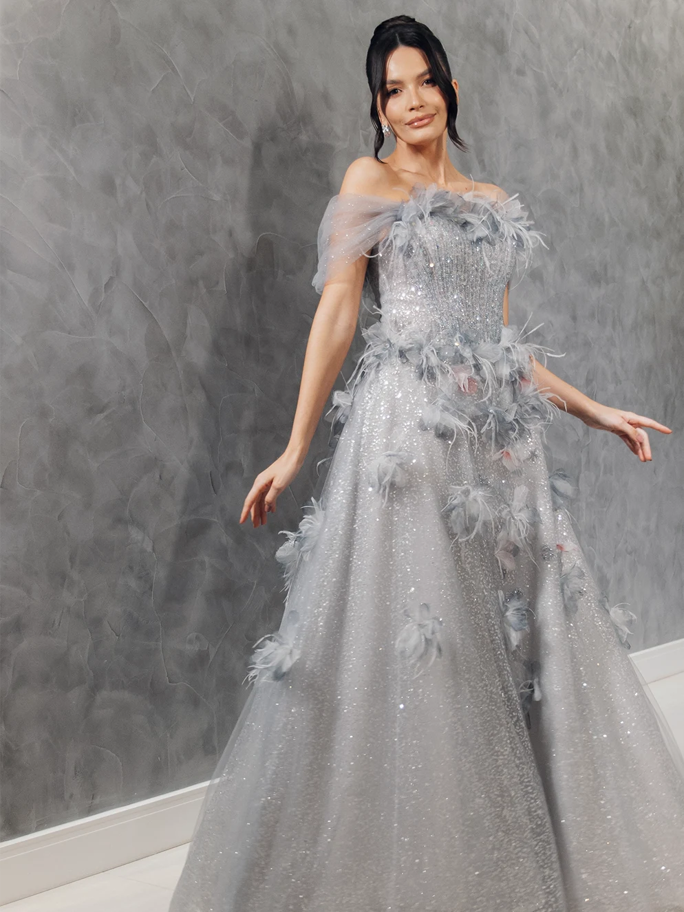 Vestido Longo Azul Gelo com Tule Bordado, Plumas e Cristais