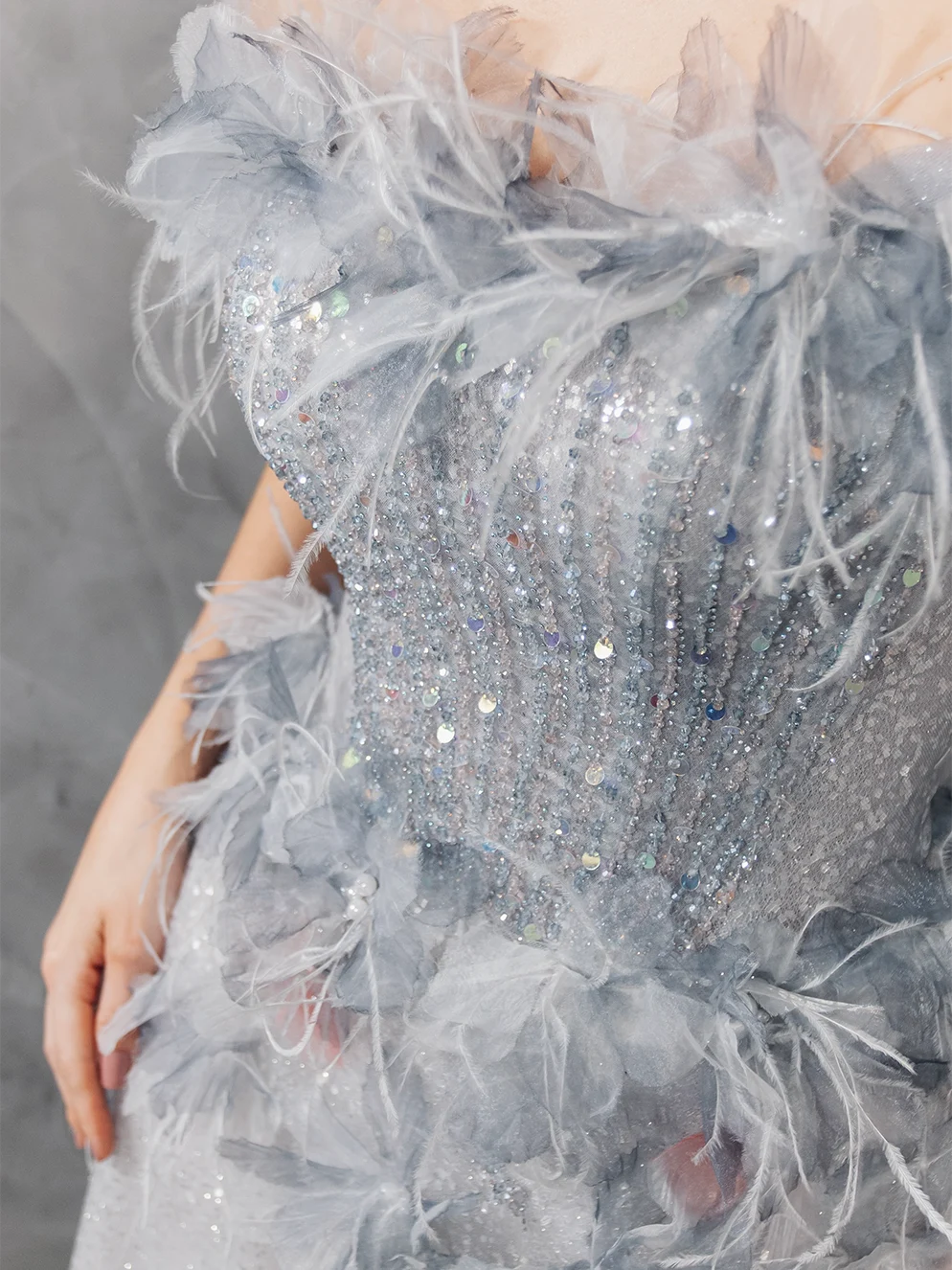 Vestido Longo Azul Gelo com Tule Bordado, Plumas e Cristais