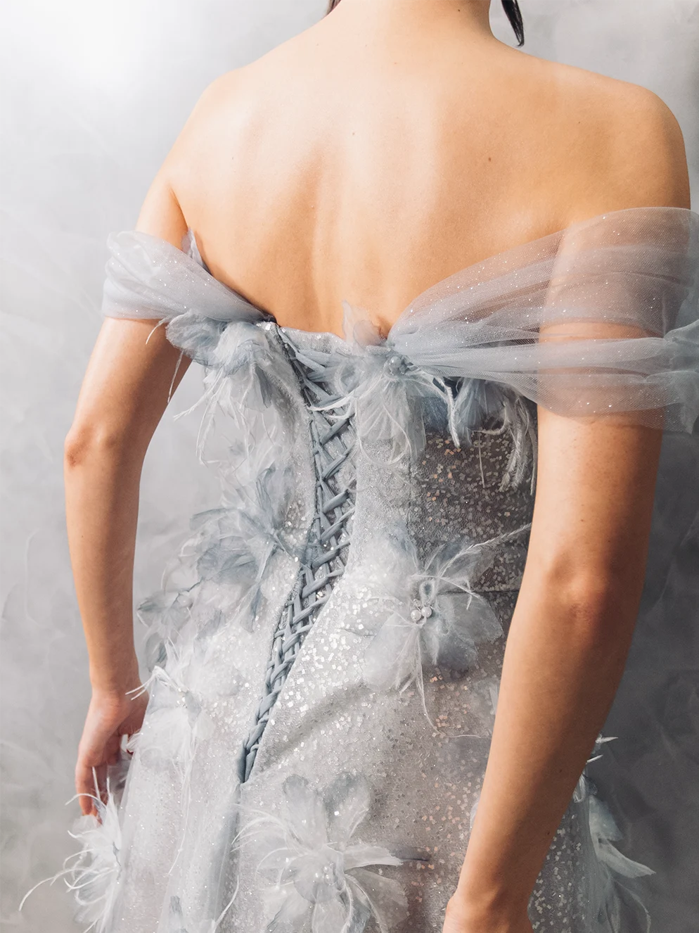 Vestido Longo Azul Gelo com Tule Bordado, Plumas e Cristais