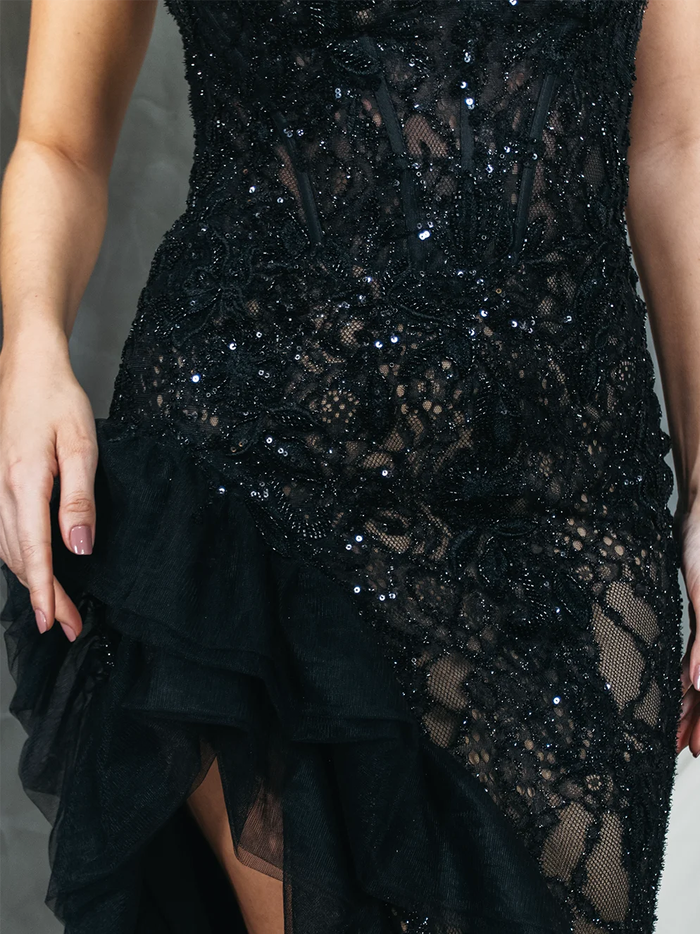 Vestido Longo Preto em Renda Bordada com Babados em Tule