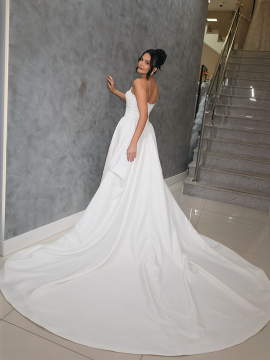 Vestido de Noiva Tomara que Caia com Pérolas e Cauda