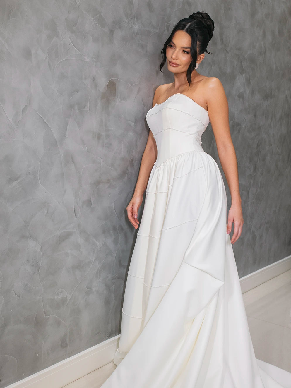 Vestido de Noiva Tomara que Caia com Pérolas e Cauda