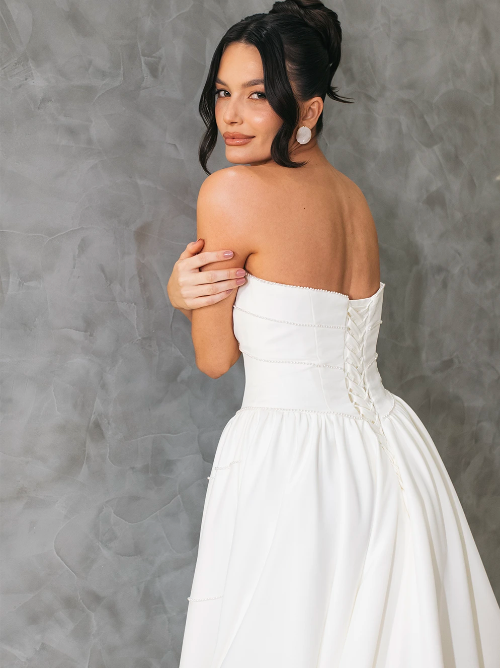 Vestido de Noiva Tomara que Caia com Pérolas e Cauda