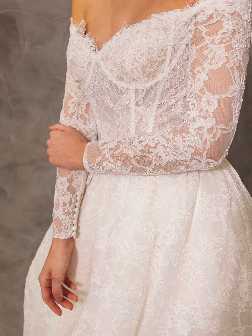 Vestido de Noiva Princesa em Renda Francesa com Manga Longa Ombro a Ombro