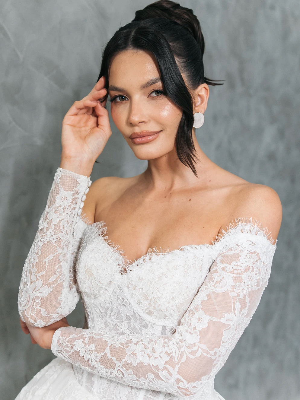 Vestido de Noiva Princesa em Renda Francesa com Manga Longa Ombro a Ombro