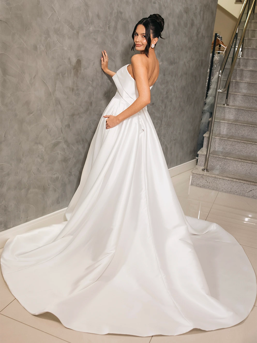 Vestido de Noiva Minimalista em Zibeline com Fenda Frontal