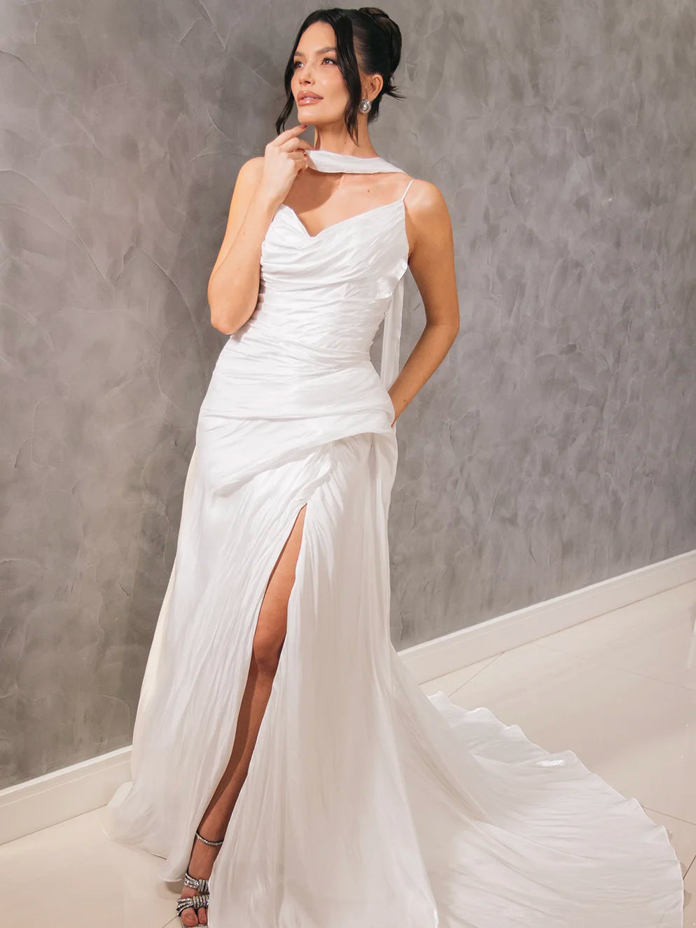 Vestido de Noiva Seda com Drapeado e Fenda