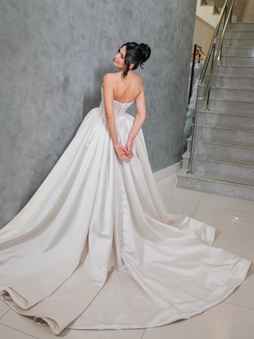 Vestido de Noiva Tomara que Caia em Zibeline com Detalhe em Renda