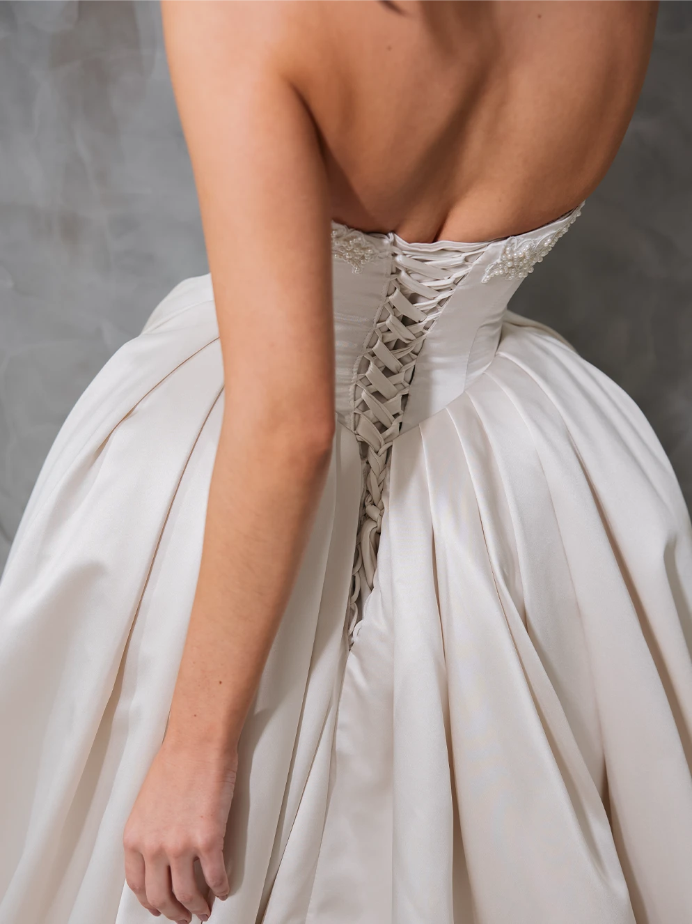 Vestido de Noiva Tomara que Caia em Zibeline com Detalhe em Renda