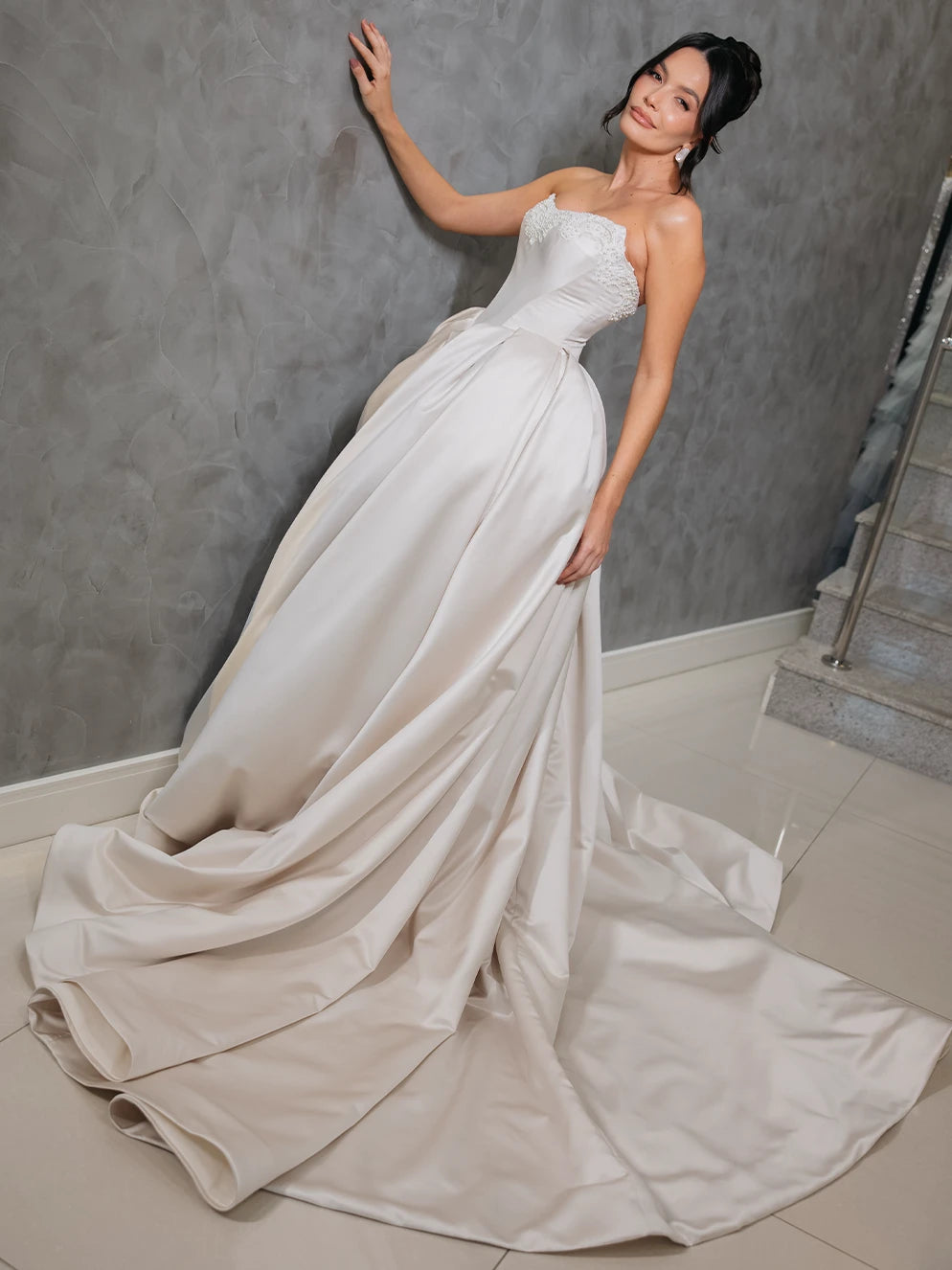 Vestido de Noiva Tomara que Caia em Zibeline com Detalhe em Renda