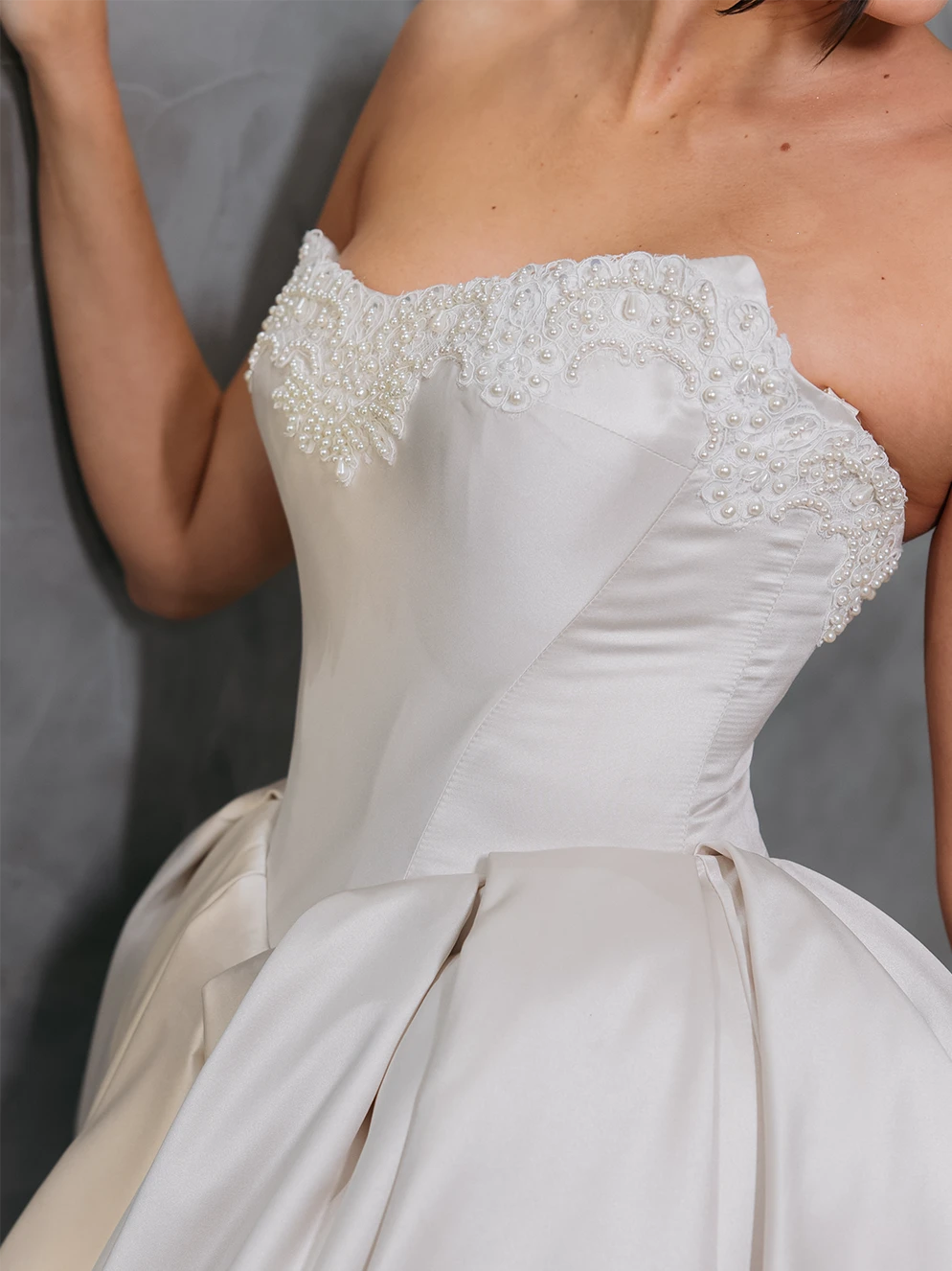 Vestido de Noiva Tomara que Caia em Zibeline com Detalhe em Renda