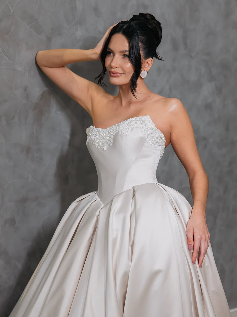 Vestido de Noiva Tomara que Caia em Zibeline com Detalhe em Renda