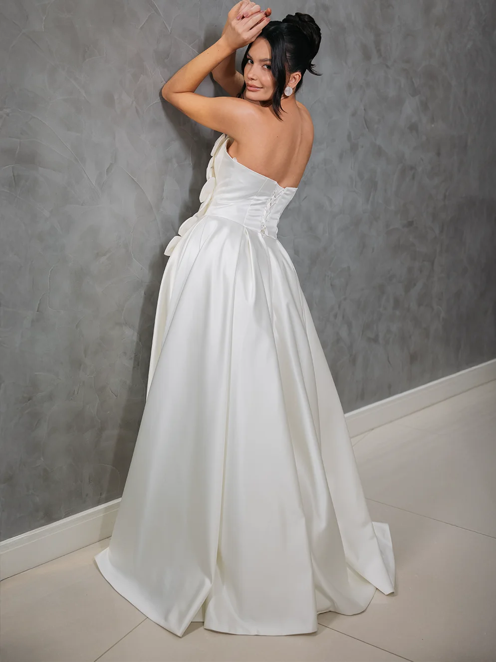 Vestido de Noiva Tomara que Caia em Zibeline com Flores Esculpidas