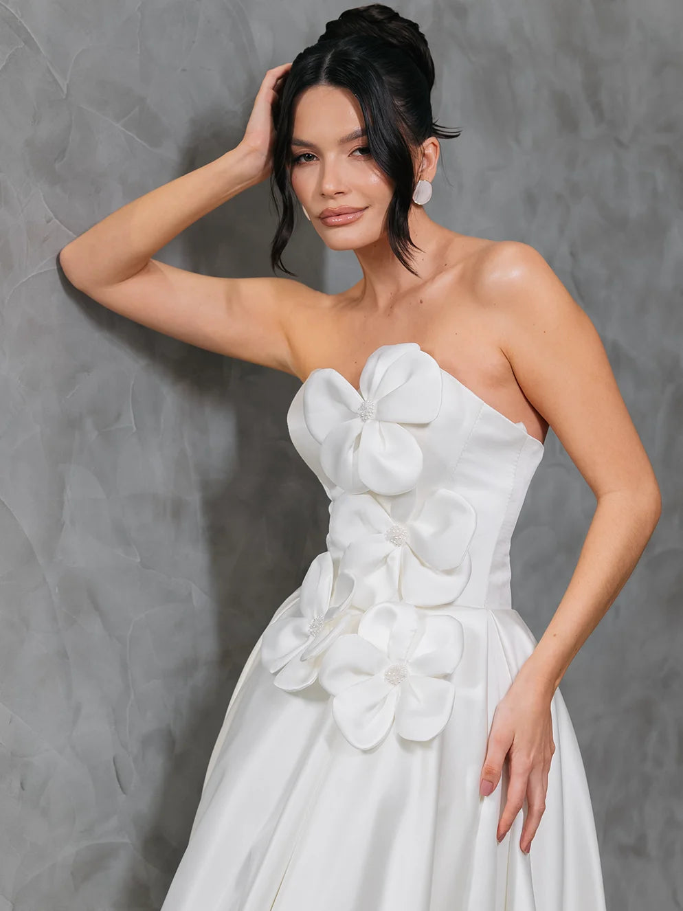 Vestido de Noiva Tomara que Caia em Zibeline com Flores Esculpidas