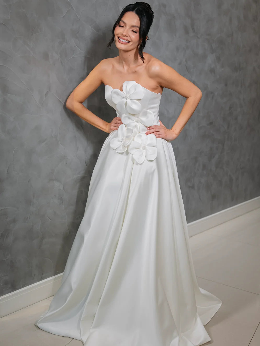 Vestido de Noiva Tomara que Caia em Zibeline com Flores Esculpidas