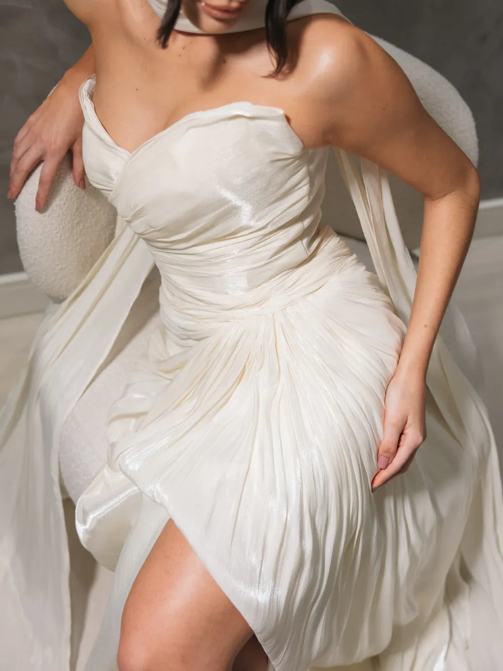 Vestido de Noiva em Seda Drapeada com Fenda e Cauda Fluida