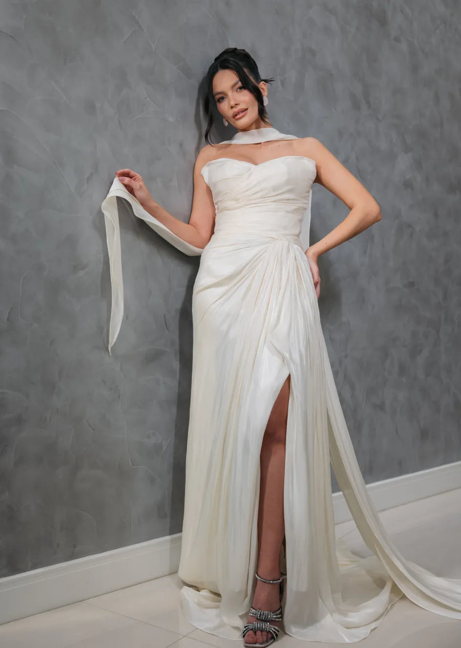 Vestido de Noiva em Seda Drapeada com Fenda e Cauda Fluida