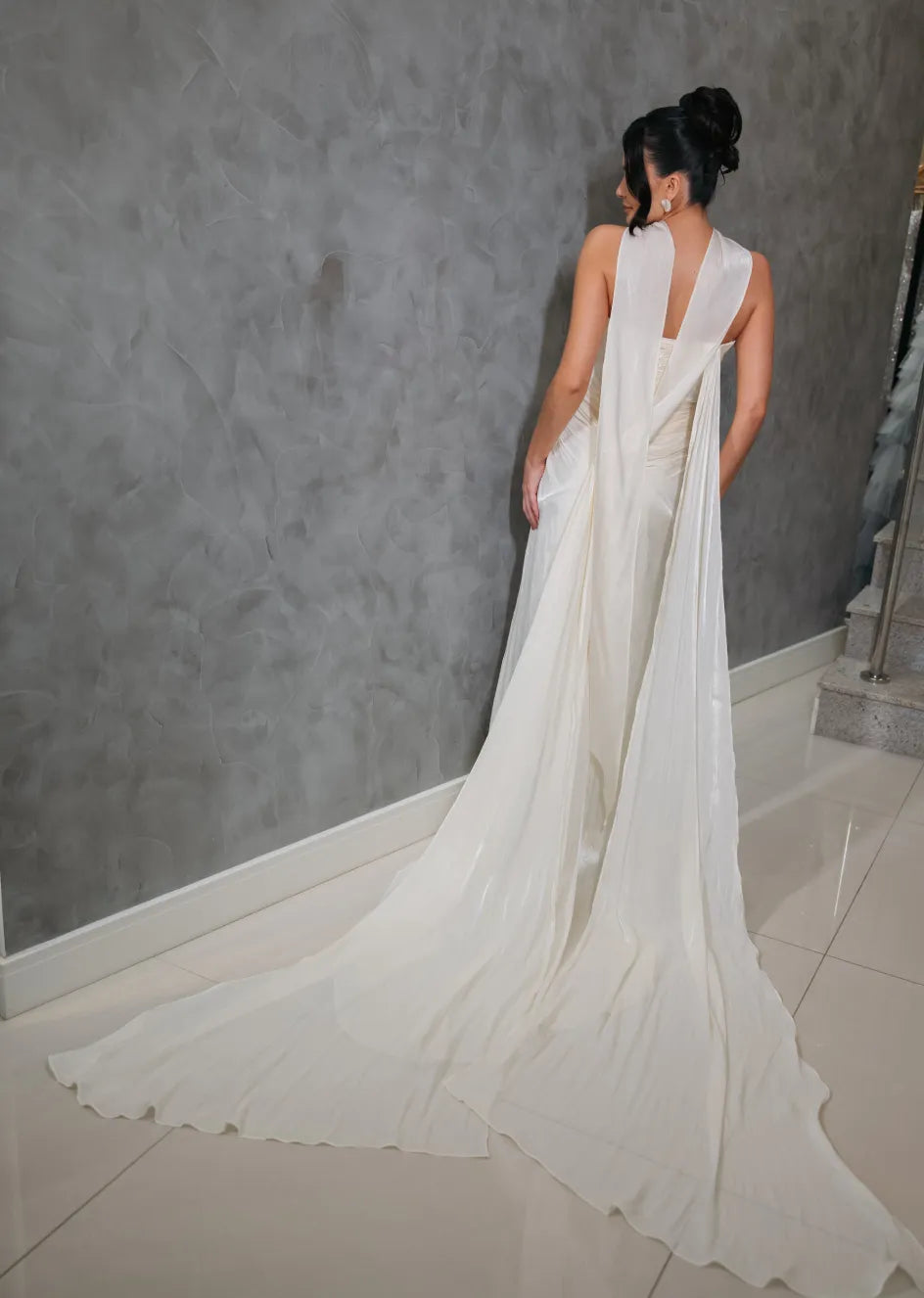 Vestido de Noiva em Seda Drapeada com Fenda e Cauda Fluida
