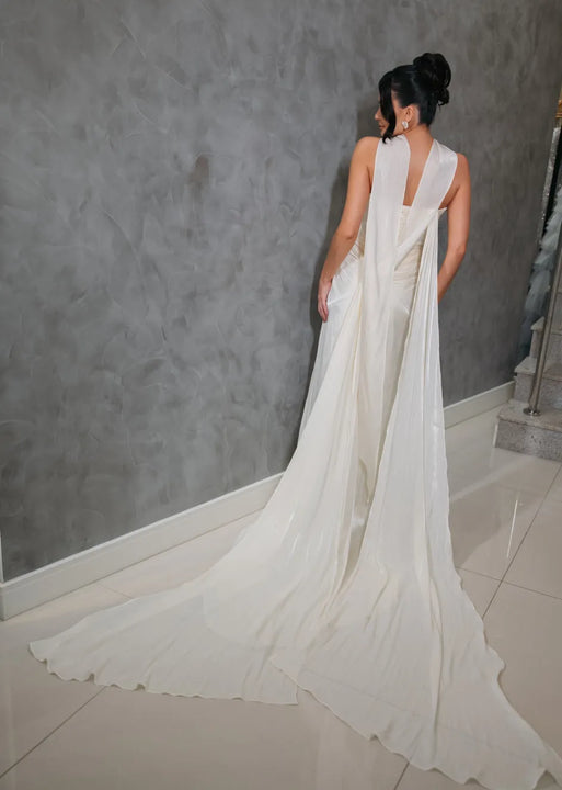 Vestido de Noiva em Seda Drapeada com Fenda e Cauda Fluida