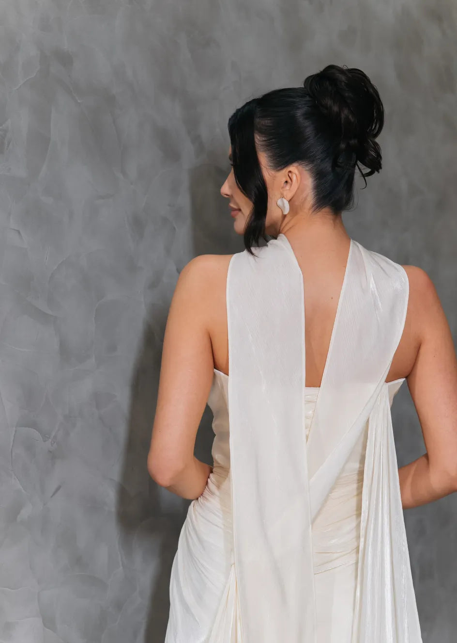 Vestido de Noiva em Seda Drapeada com Fenda e Cauda Fluida