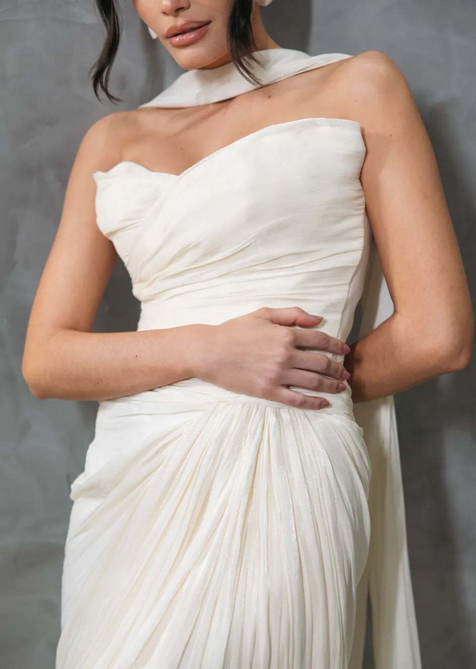 Vestido de Noiva em Seda Drapeada com Fenda e Cauda Fluida
